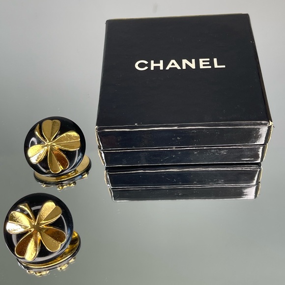 CHANEL Clover Motif Gold Tone Clip On Earrings With The Box - Picture 9 of 9
